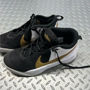 Nike Hustle DX-SU 21 Sneaker BoysBlack/White/Gold, Size 4Y. Good, gently used